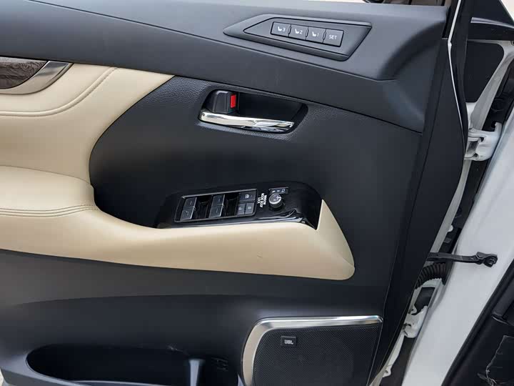 Фото 10 - Toyota Vellfire