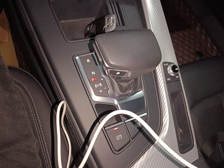 Фото 14 - Audi A4L