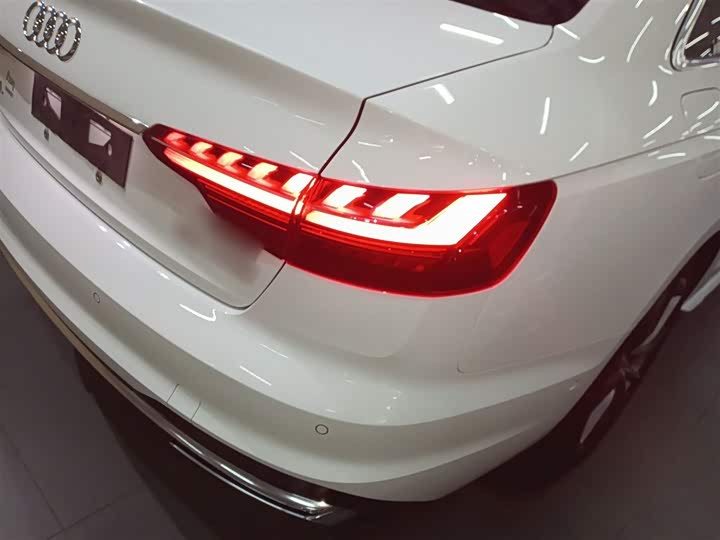 Фото 8 - Audi A4L