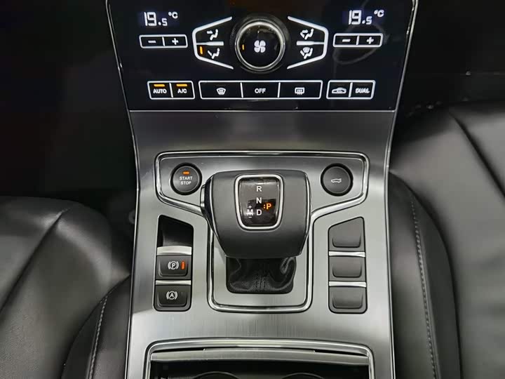 Фото 13 - Hongqi H5