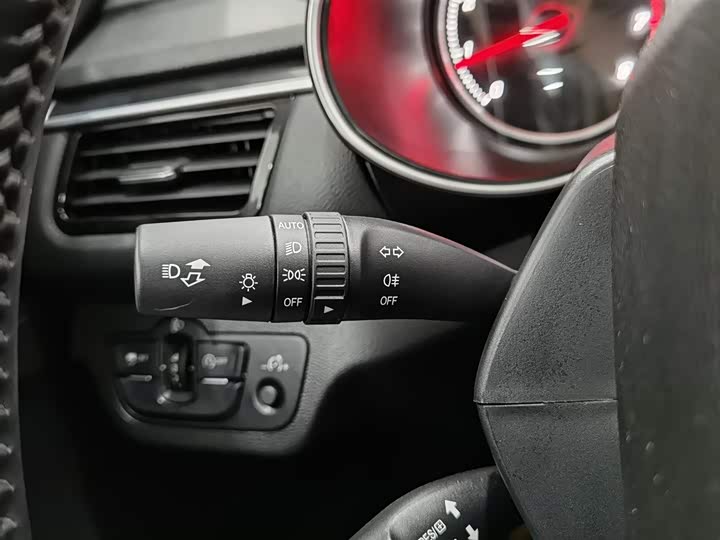 Фото 21 - Hongqi H5