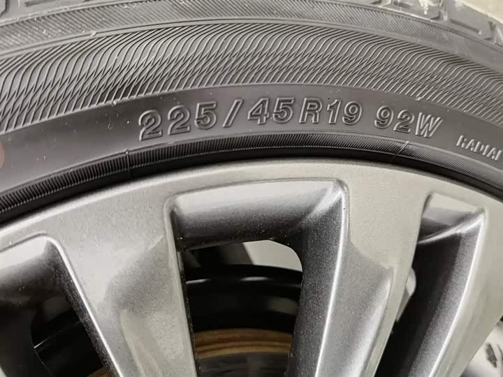 Фото 24 - Hongqi H5