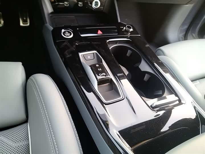 Фото 14 - Audi Q6L e-tron