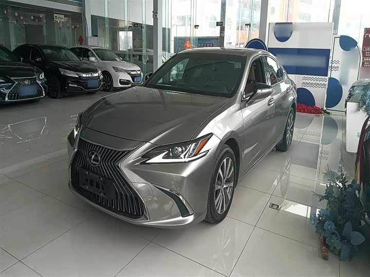 Фото 1 - Lexus ES