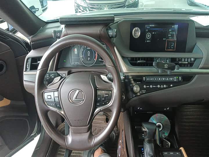 Фото 10 - Lexus ES