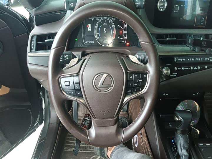 Фото 11 - Lexus ES