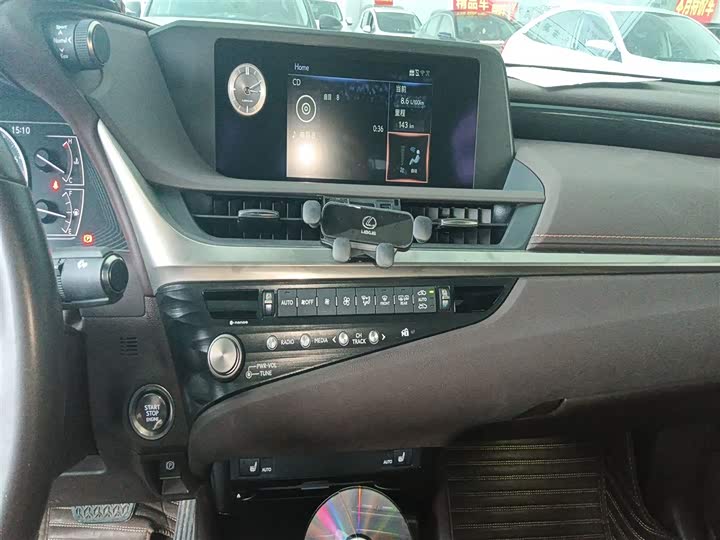 Фото 13 - Lexus ES