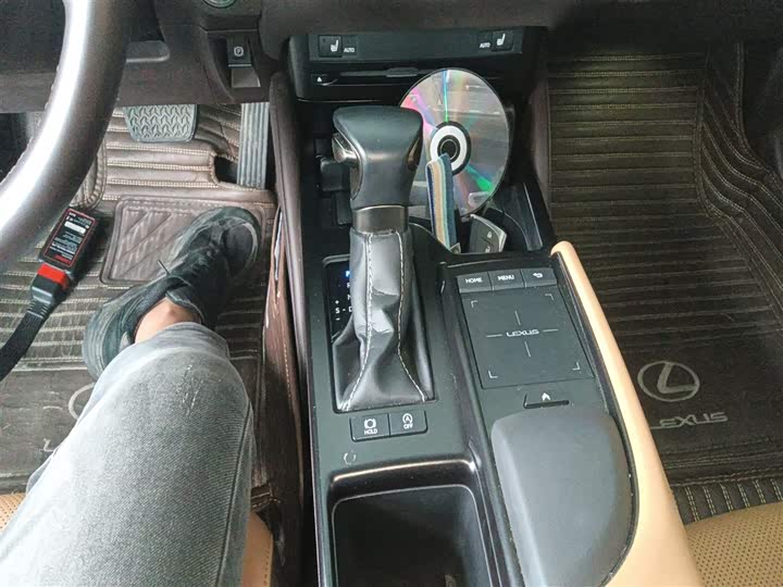 Фото 14 - Lexus ES