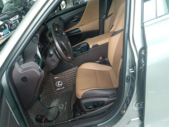 Фото 15 - Lexus ES