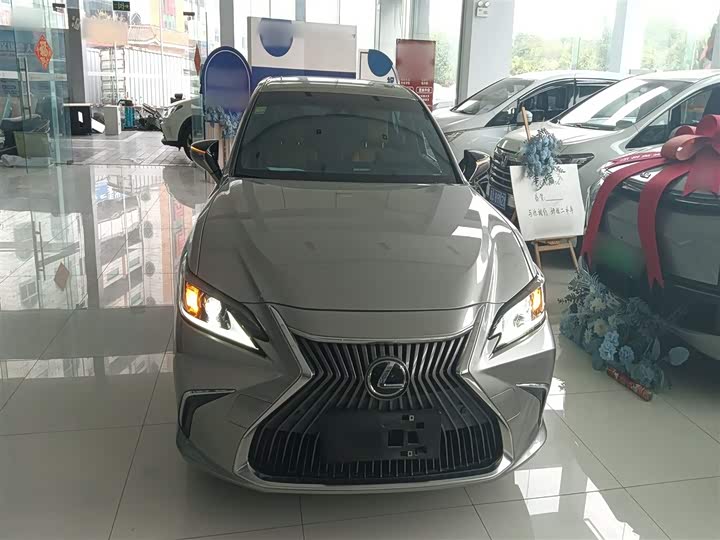 Фото 3 - Lexus ES