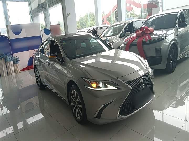 Фото 4 - Lexus ES