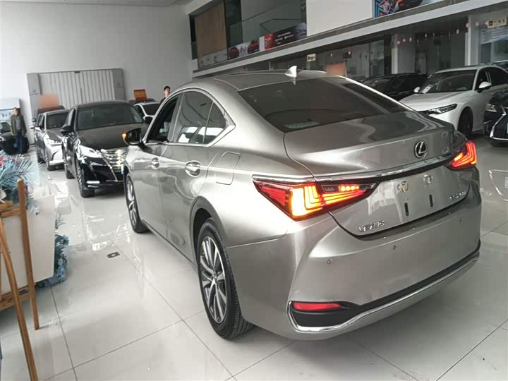 Фото 5 - Lexus ES