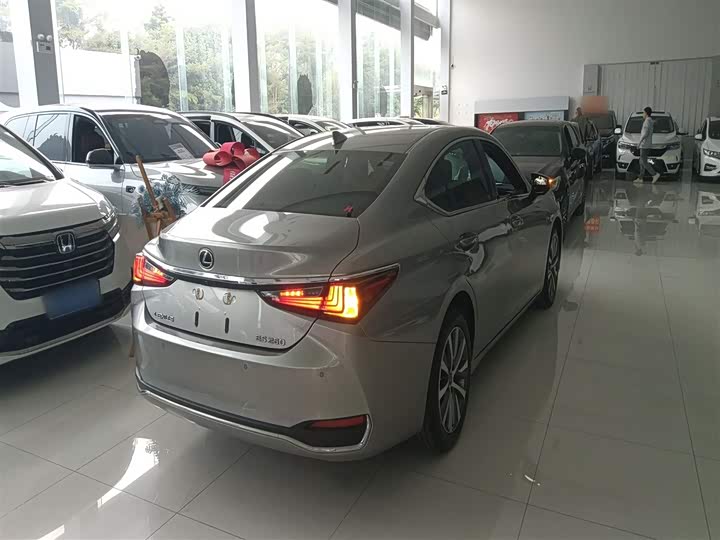 Фото 7 - Lexus ES