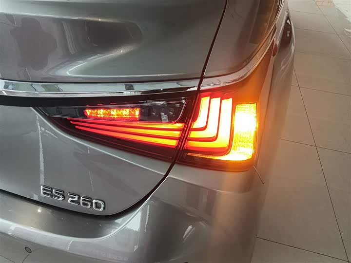 Фото 8 - Lexus ES