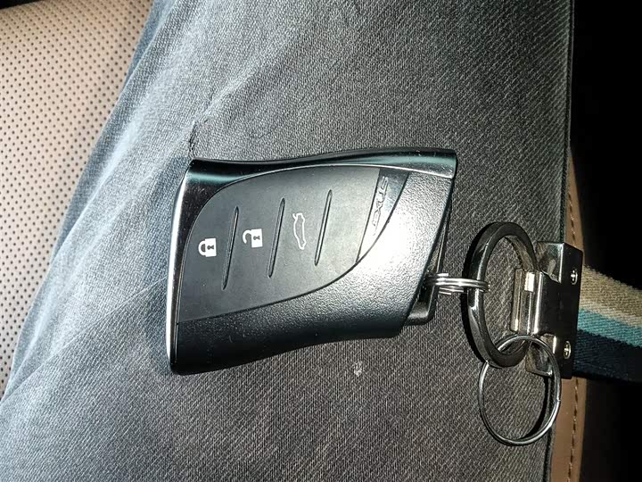 Фото 9 - Lexus ES