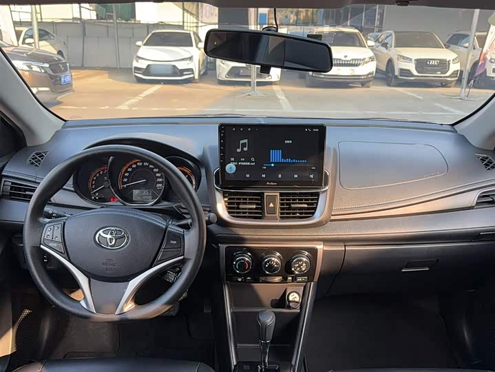 Фото 10 - Toyota Yaris L Hatchback