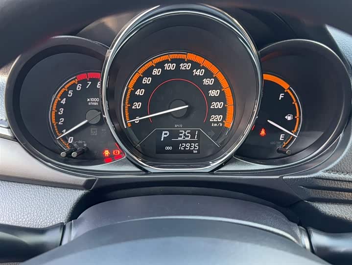 Фото 11 - Toyota Yaris L Hatchback