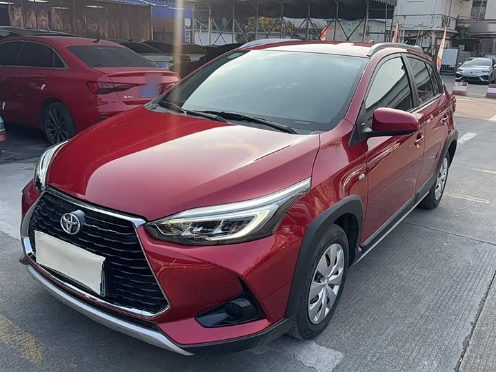 Фото 2 - Toyota Yaris L Hatchback