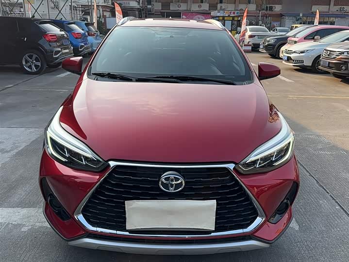 Фото 3 - Toyota Yaris L Hatchback