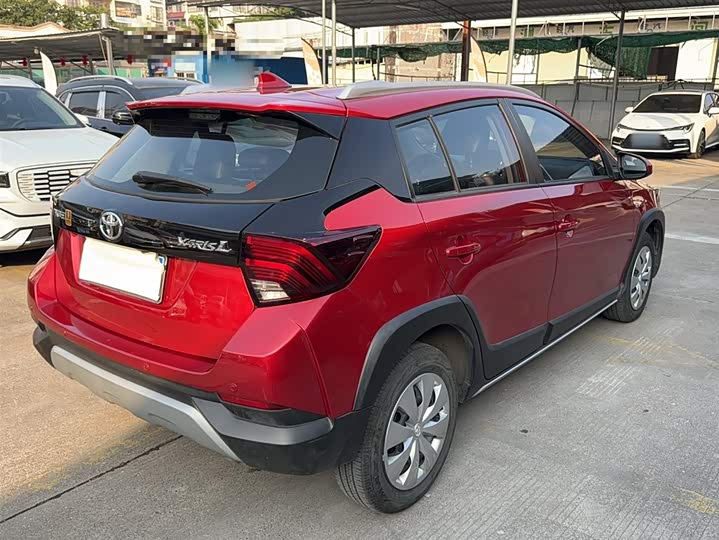 Фото 5 - Toyota Yaris L Hatchback