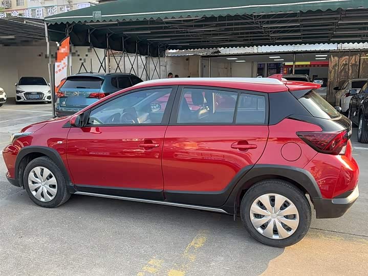 Фото 7 - Toyota Yaris L Hatchback