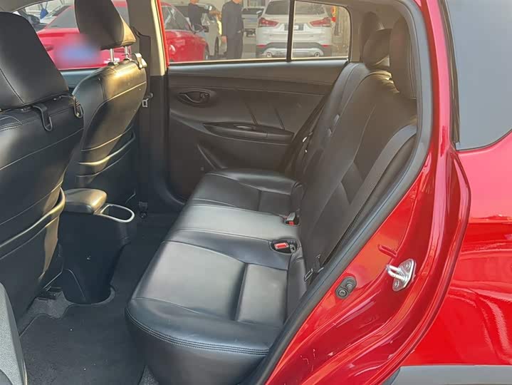 Фото 8 - Toyota Yaris L Hatchback