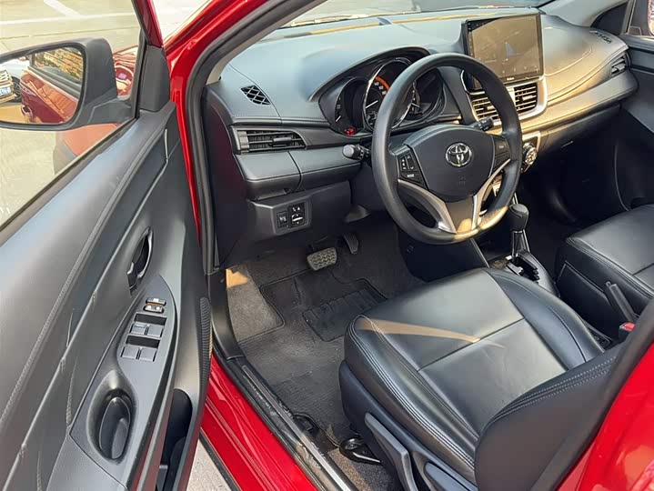 Фото 9 - Toyota Yaris L Hatchback