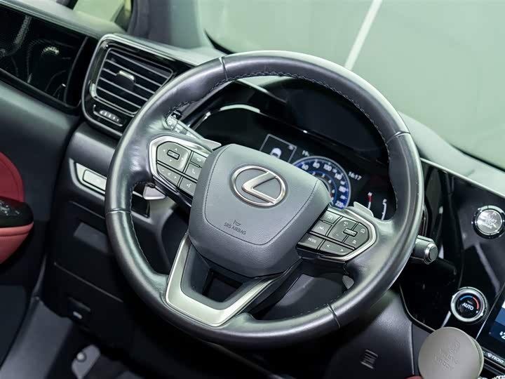 Фото 12 - Lexus NX