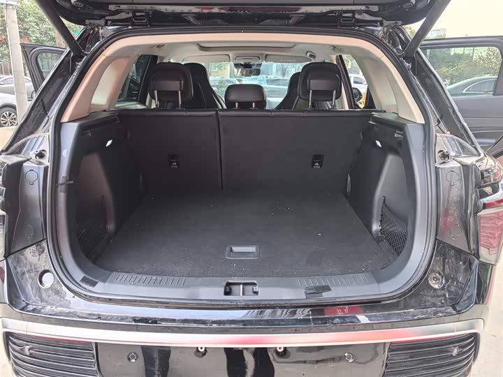 Фото 11 - Hongqi HS3 Hybrid