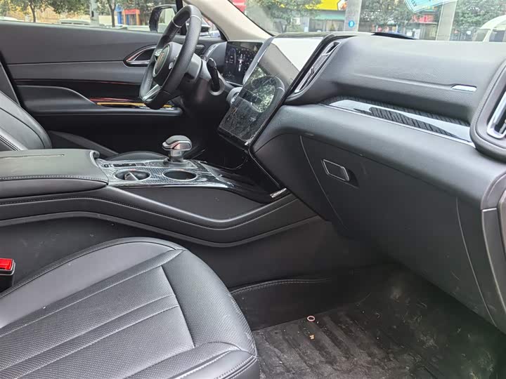 Фото 14 - Hongqi HS3 Hybrid