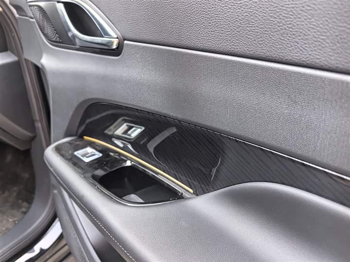 Фото 15 - Hongqi HS3 Hybrid