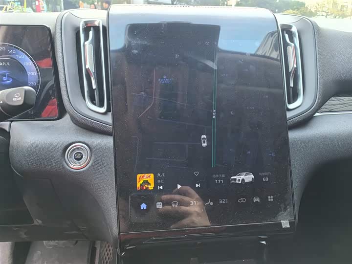 Фото 6 - Hongqi HS3 Hybrid