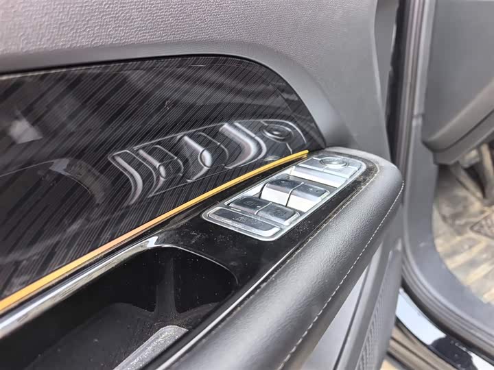 Фото 8 - Hongqi HS3 Hybrid