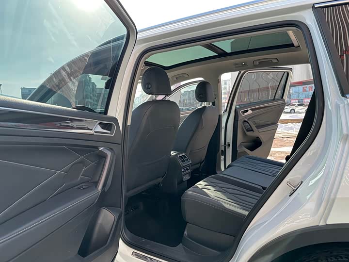 Фото 9 - Volkswagen Tiguan L Pro