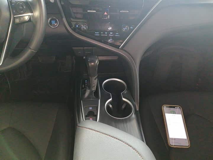 Фото 14 - Toyota Camry