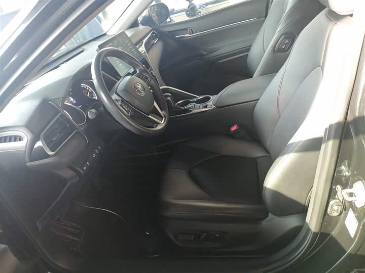 Фото 15 - Toyota Camry