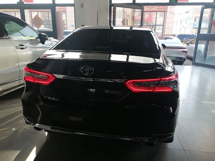 Фото 6 - Toyota Camry