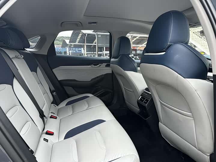 Фото 8 - Geely Preface