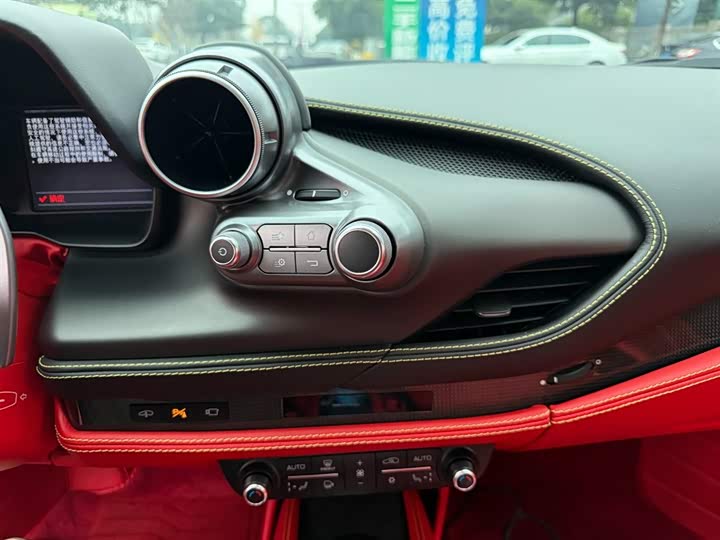 Фото 10 - Ferrari F8