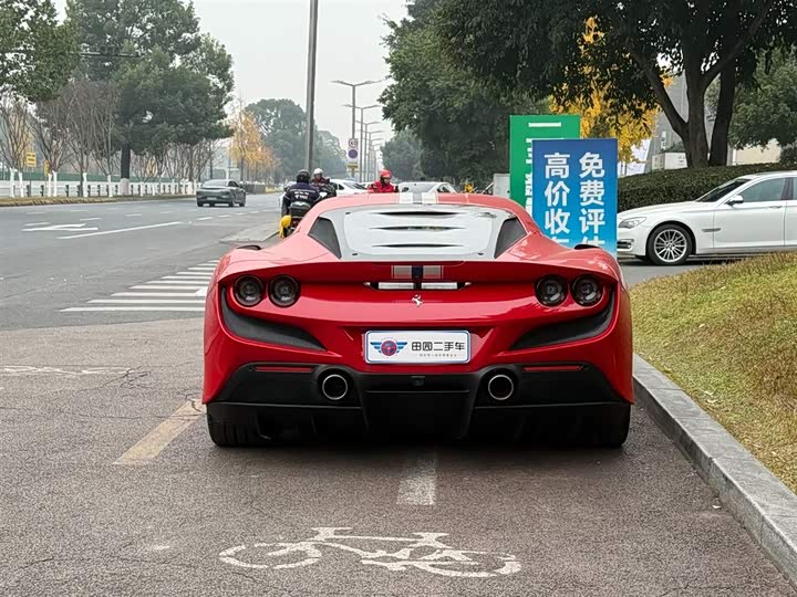 Фото 5 - Ferrari F8