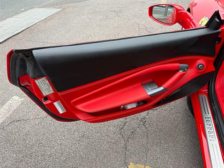 Фото 6 - Ferrari F8