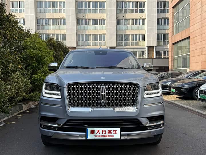Фото 2 - Lincoln Navigator