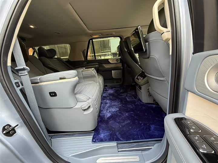 Фото 7 - Lincoln Navigator