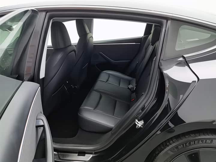 Фото 15 - Tesla Model 3