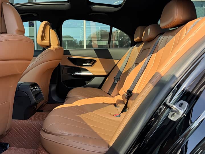 Фото 27 - Mercedes-Benz E-Class