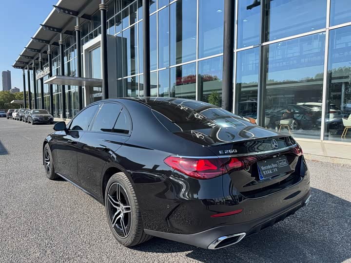 Фото 4 - Mercedes-Benz E-Class