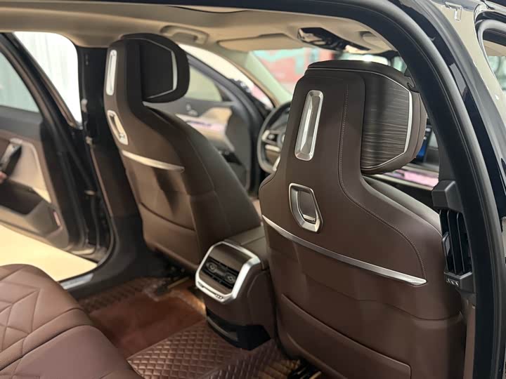 Фото 17 - BMW 7 Series