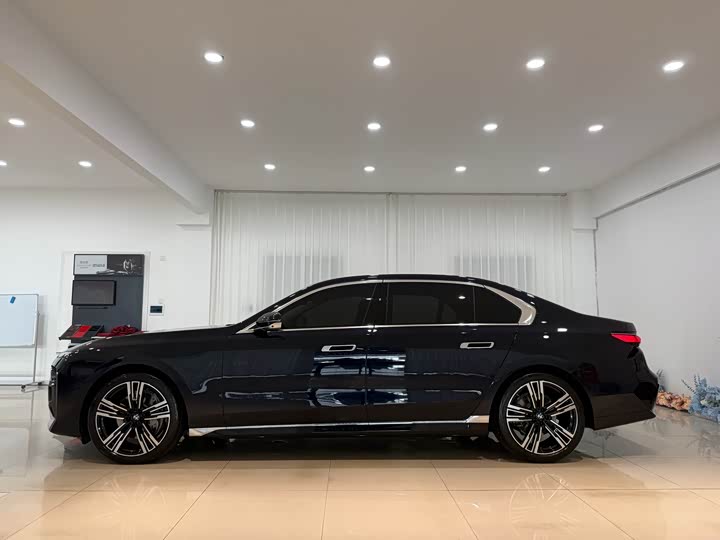 Фото 3 - BMW 7 Series