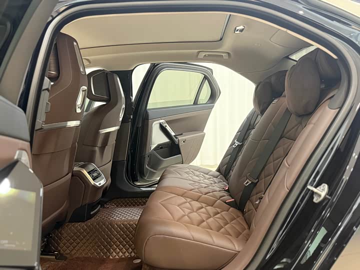 Фото 8 - BMW 7 Series