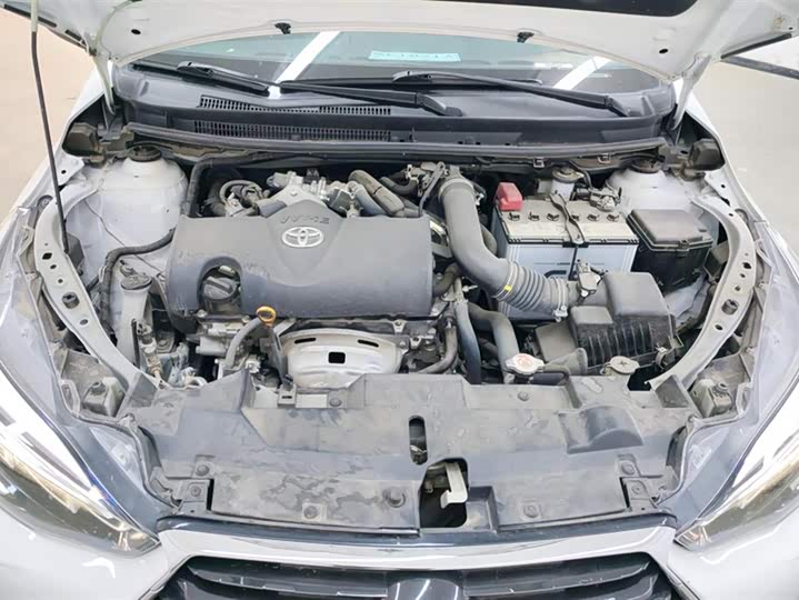 Фото 10 - Toyota Yaris L Hatchback